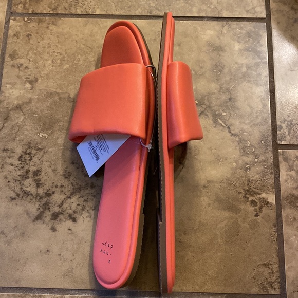 (155) NWT Women’s Coral Orange LuLu Slides by a new day. Size 11 - Picture 5 of 7